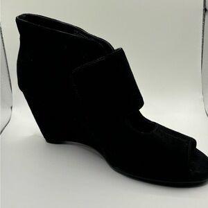 Aerosoles Soundwave Wedge Peep Toe Bootie  Velcro Black Suede 🖤 Women’s Sz 9.5